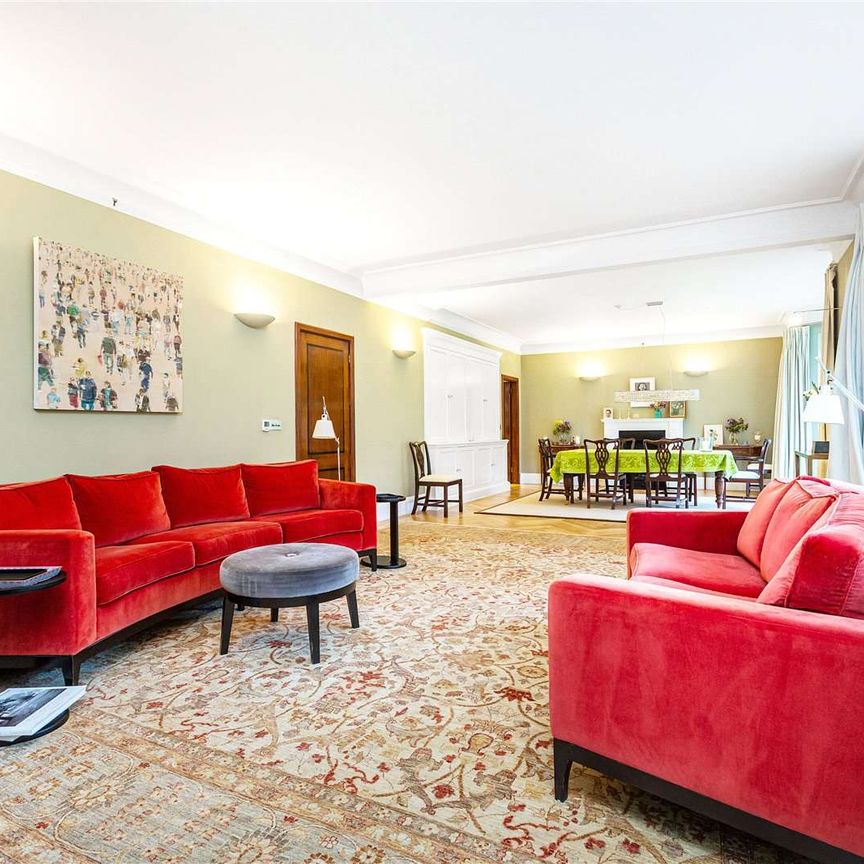 A most handsome, detached family home situated on a large plot with a wonderful large garden. - Photo 1