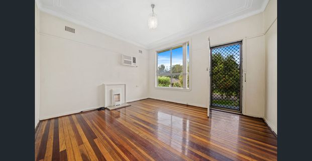 Charming 3-Bedroom House - Photo 1