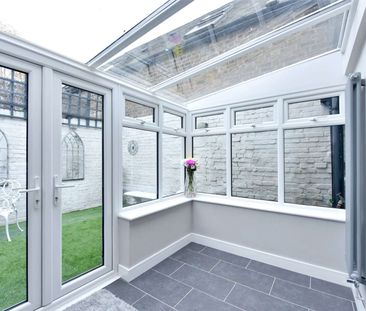 A beautifully presented house with courtyard garden and off-street ... - Photo 4