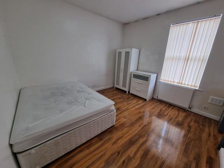 4 bedroom terraced house to rent - Photo 5