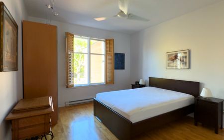 Superbe condo de 1000 p.c. avec 1 chambre et 1 bureau, offert en location complètement meublé, situé dans le secteur du marché Atwater. - Photo 4