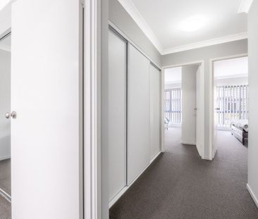 MODERN FURNISHED TOWNHOUSE CLOSE TO CBD - Photo 2