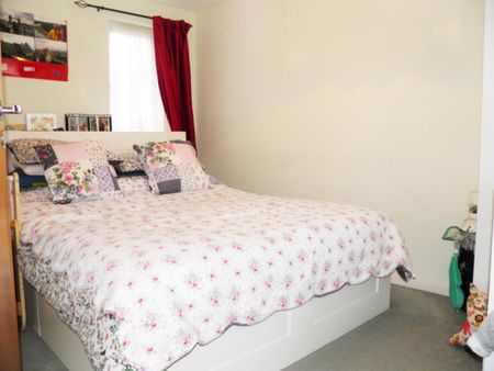 2 bedroom end of terrace house to rent - Photo 2