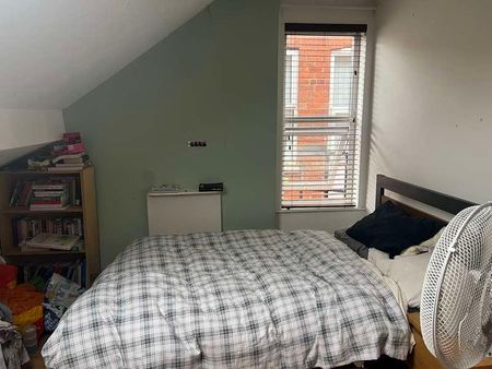 Arthur Avenue: Bed Student House, NG7 - Photo 3