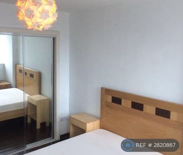 1 bedroom in a flat share to rent - Photo 2