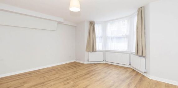 2 Bedroom, 1 bath, 1 reception Flat - Photo 2