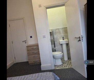 1 bedroom in a house share to rent - Photo 2