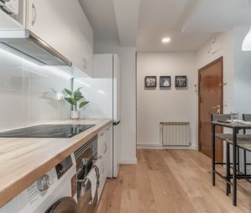 Bright room in Avenida San Luis - Photo 2