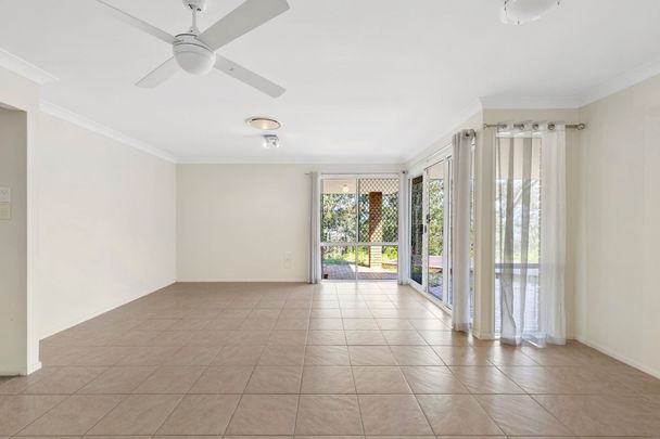 Spacious Family Home in Prime Helensvale Location - Perfect for Modern Living! - Photo 1