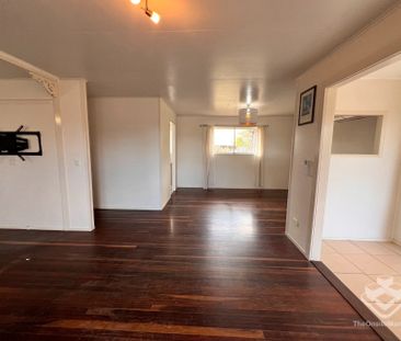 Beautiful 3 Bedroom Family Home, Walking distance to Bray Park Stat... - Photo 5