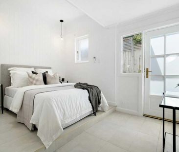 RENOVATED SPACIOUS 2/3 BEDROOM HOME - Photo 5