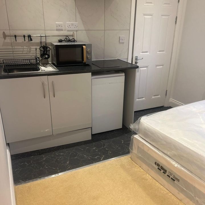 Studio Flat, Eastern Avenue, IG2 - Photo 1