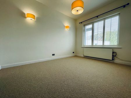 3 bed flat to rent in Meriden Close, Canford Cliffs, BH13 - Photo 2