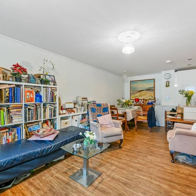 3 bedroom flat to rent - Photo 1