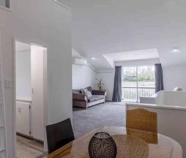 Beautifully presented on Turanga Place! - Photo 1
