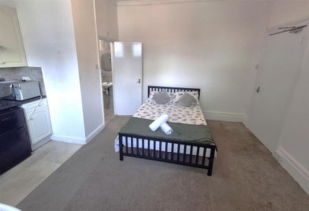 1 bedroom in a house share to rent - Photo 2