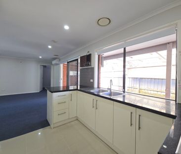 Spacious Three-Bedroom Family Home with Double Garage, Multiple Liv... - Photo 6