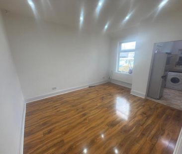 4 bedroom terraced house to rent - Photo 2