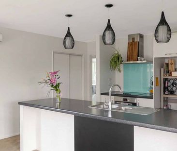 HALSWELL - THREE BEDROOMS, TWO BATHROOMS, HEAT PUMP, DOUBLE GARAGE - Photo 2