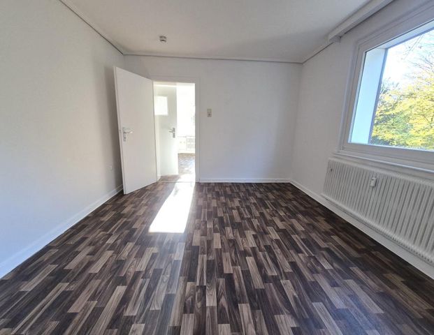 Small, fine, charming: living happiness with an open kitchen - Photo 1