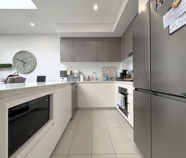 TOP FLOOR TWO BEDROOM APARTMENT IN BELMORE ! - Photo 1