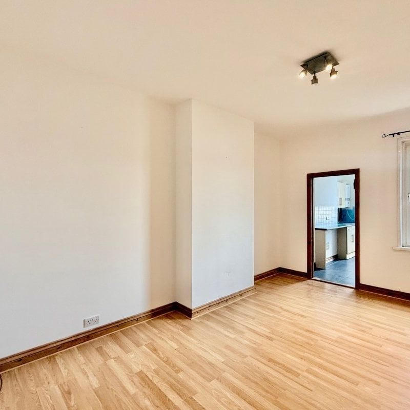 Laburnum Grove - Photo 1