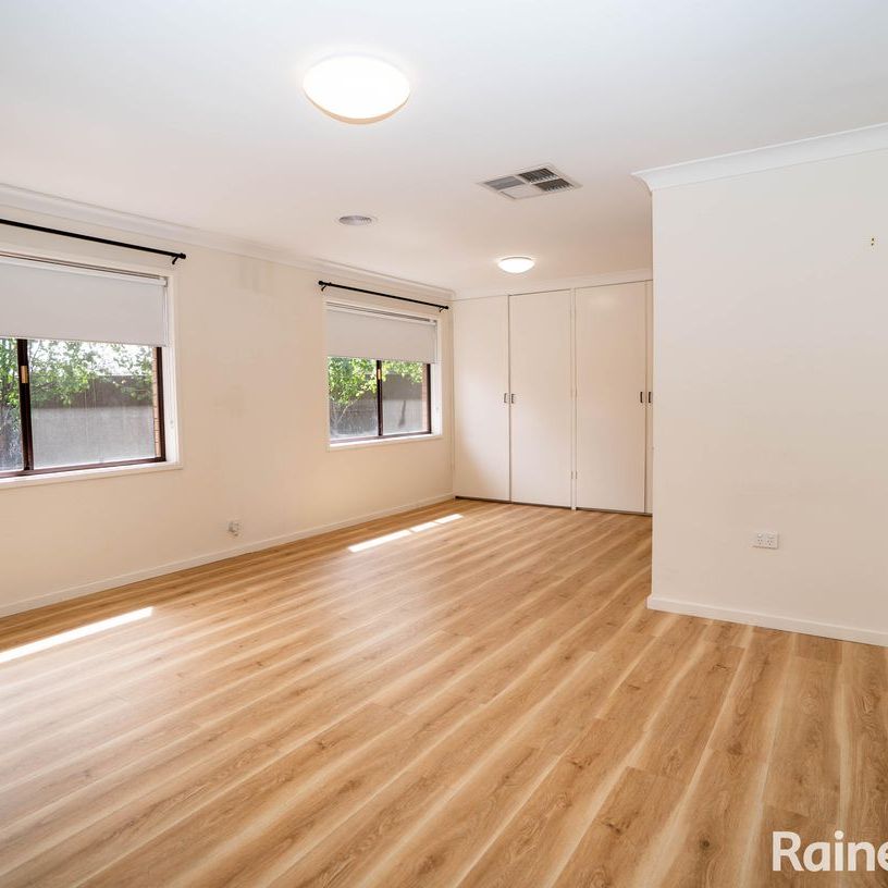 SPACIOUS & UPDATED FAMILY HOME IN PRIME CENTRAL LOCATION - Photo 1