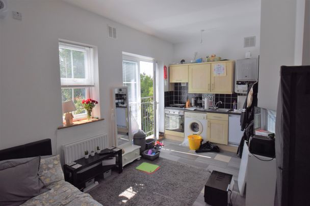 Willow Lane, Watford - Photo 1