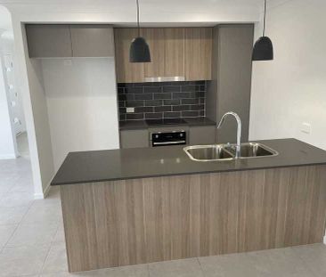 Stylish, Modern & Compact Family Home - Photo 2