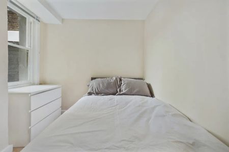 2 bedroom flat in London - Photo 3