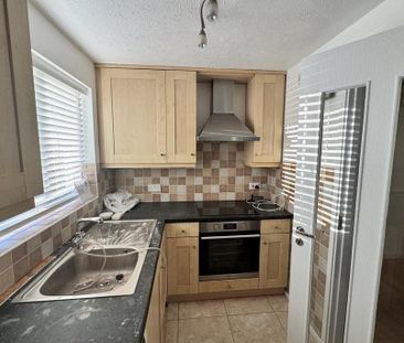 3 bedroom end of terrace house to rent - Photo 5