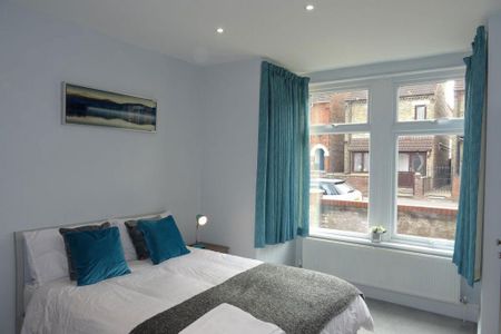 1 bedroom in a house share to rent - Photo 2