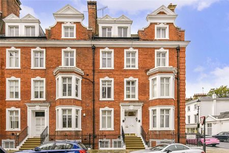 Perfectly located lateral two bedroom flat with two reception rooms in the heart of Knightsbridge boasting over 1,000sqft of living space. - Photo 4