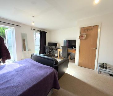 1 bedroom in a house share to rent - Photo 2