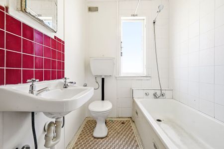 Charming 3-Bedroom Home in a quiet street! - Photo 5