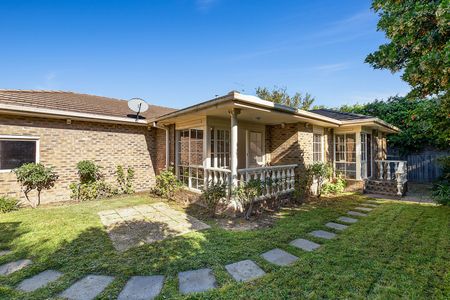 IMMACULATE, LIGHT FILLED THREE BEDROOM HOME - Photo 3