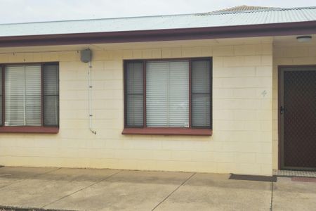 TWO BEDROOM UNIT IN SOUTH DUBBO - Photo 4