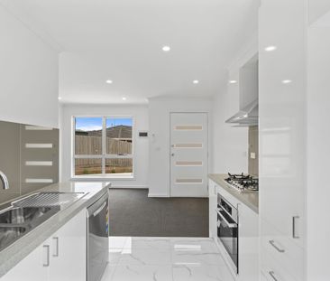 STUNNING MODERN TOWNHOUSE - Photo 2