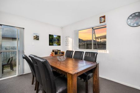For Rent: Immaculate Four-Bedroom Family Home in Takanini - Photo 2