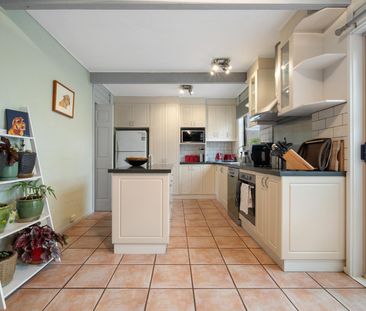 Family Living with beautifully landscaped gardens in a great location - Photo 5