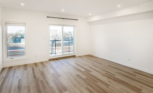 Birmingham: Gold Accents – Executive Suite – 710 Westminster, Winnipeg, MB - Photo 1