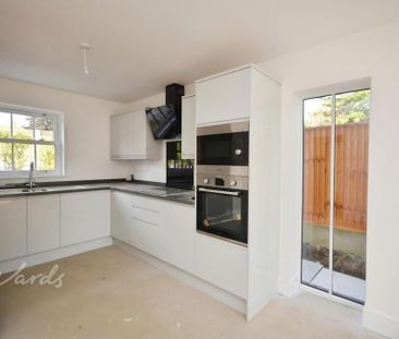 4 bedroom semi-detached house to rent - Photo 6