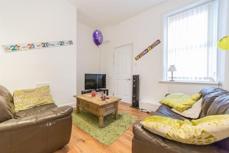 3 bedroom flat to rent - Photo 3