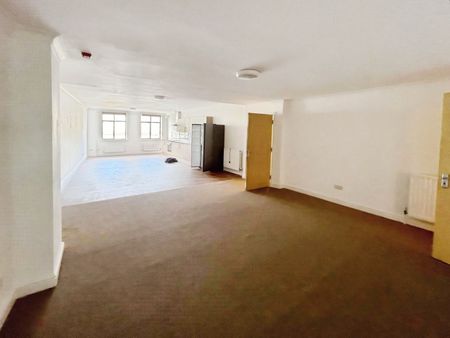 3 bedroom Flat To Let - Photo 3