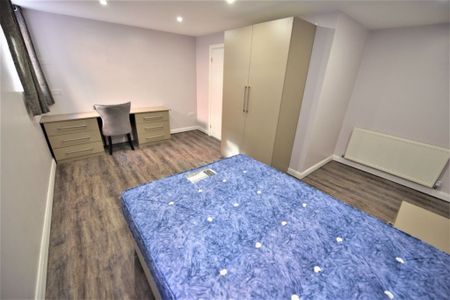 2 bedroom Flat in Cardigan Road, Leeds - Photo 5