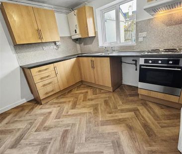 3 bedroom semi-detached house to rent - Photo 6