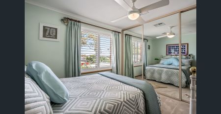 Relaxed Coastal Living in a Large Family Residence - Photo 5