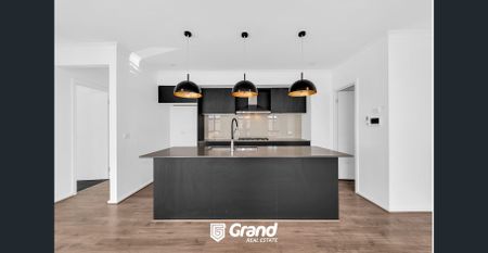 JUST 2 YEARS OLD, 4 BEDROOM HOUSE IN OFFICER ! - Photo 2