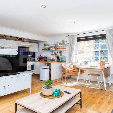 Beautiful one double bedroom set in a period conversion - Photo 1