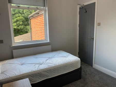 BEDROOM 3 – LARGE DOUBLE ENSUITE - Photo 4